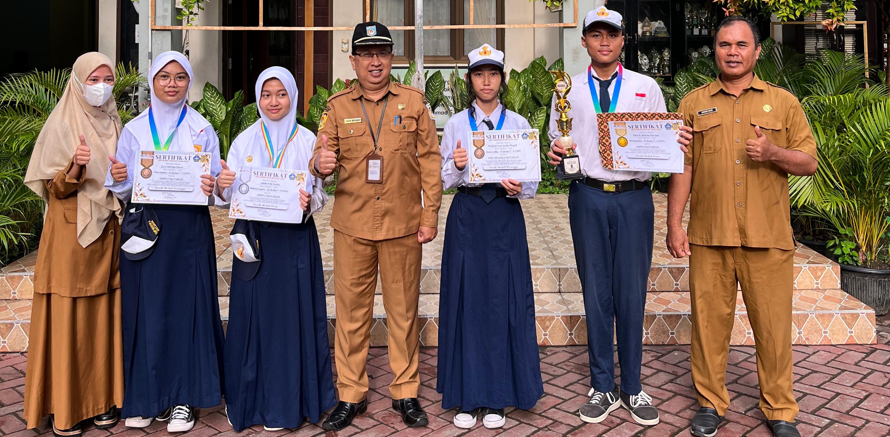 Empat siswa SMPN 6 Mataram yang meraih medali ajang OMSI tingkat NTB foto bersama guru pembimbing dan plt kepala sekolah, belum lama ini.