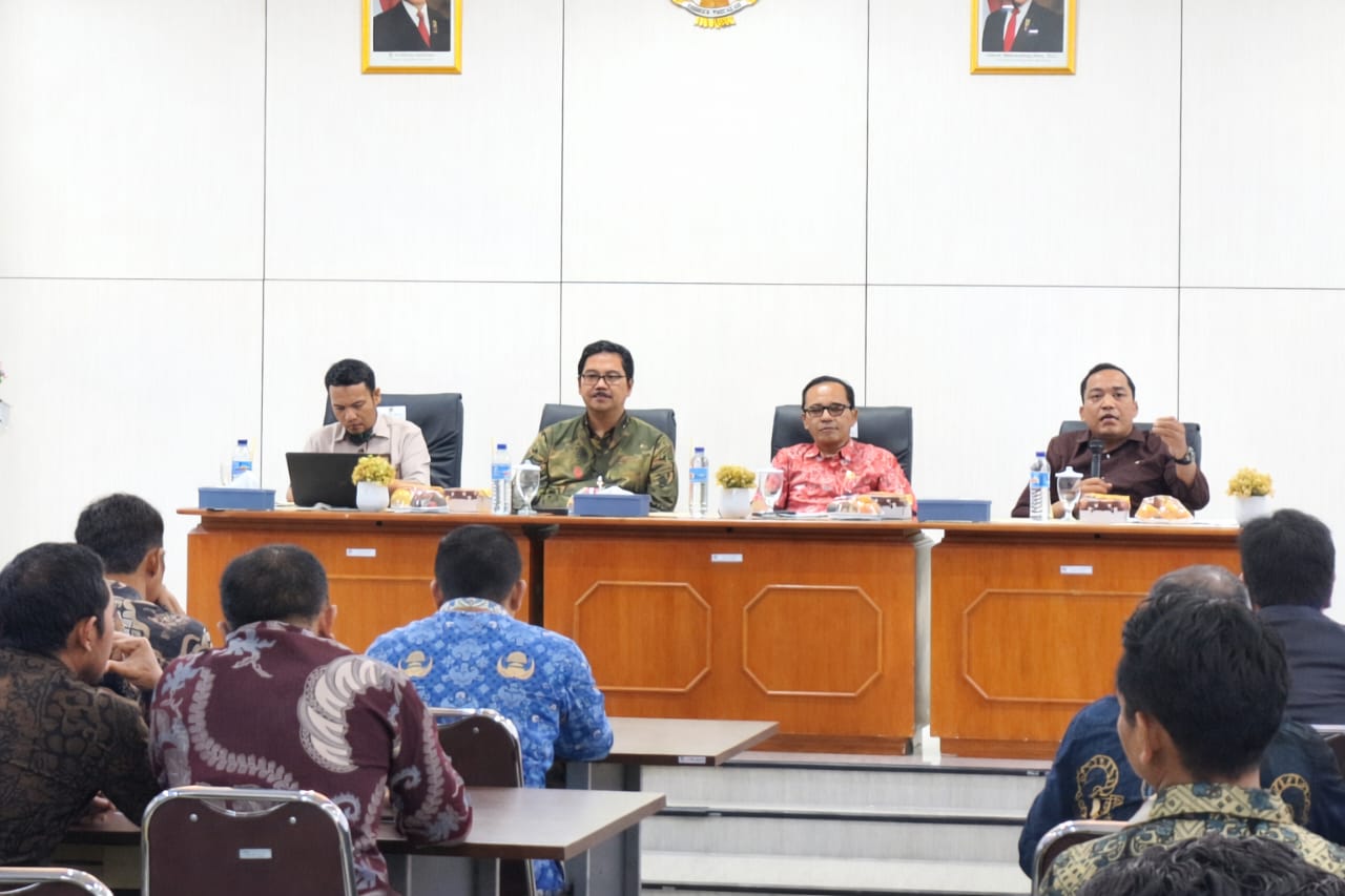 PATUHI REGULASI: Wakil Ketua DPRD I Made Kariyasa (kanan) saat memberikan pemaparan dalam rapat terkait KPBU APJ