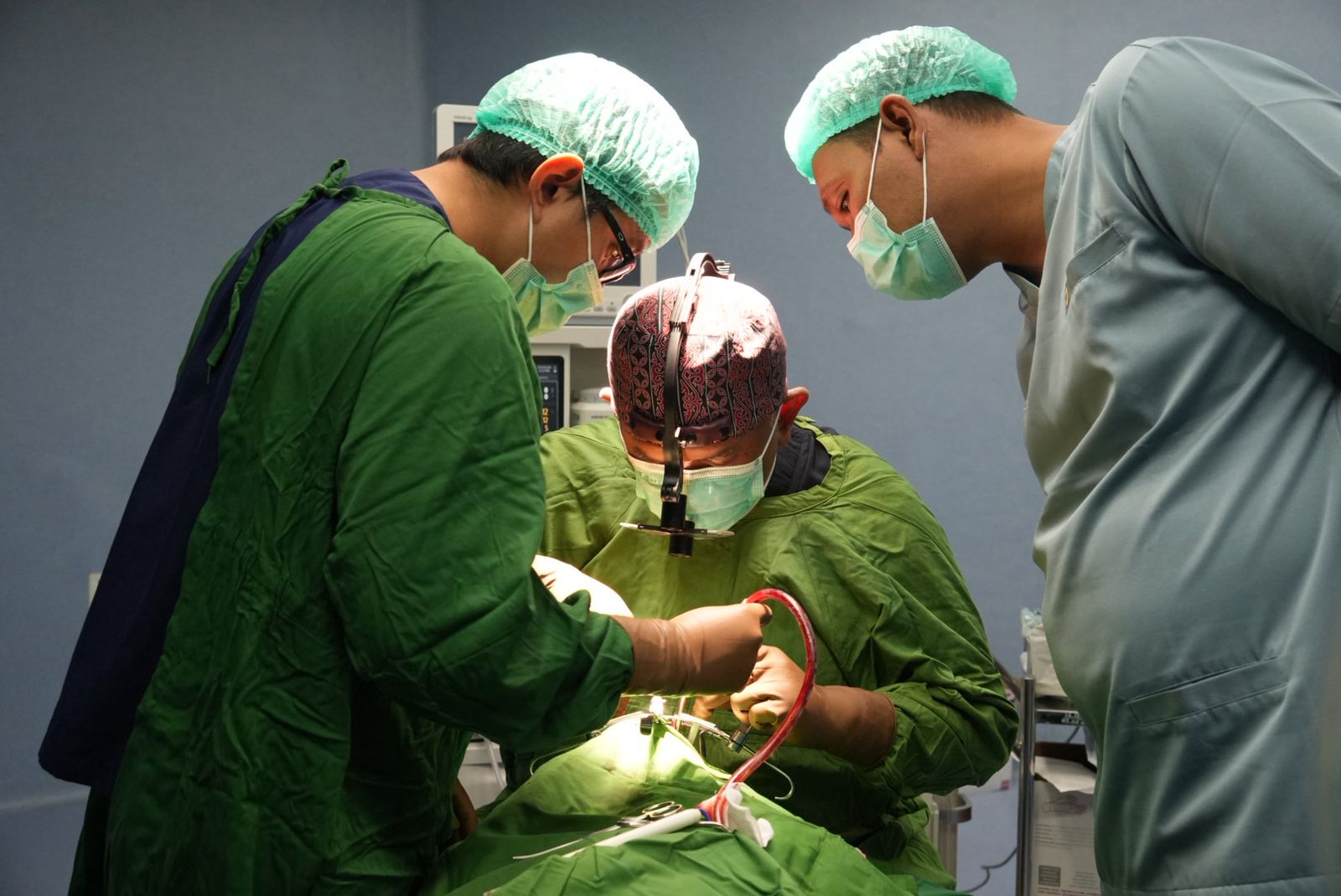 Dokter spesialis bedah mulut UGM dan RSUD dr Soedjono Selong saat melakukan operasi bibir sumbing di RSUD dr Soedjono Selong.