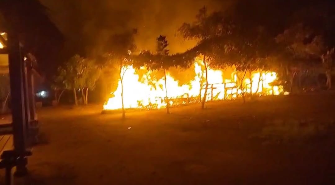 Tangkapan layar kebakaran di pantai Taman labuan haji yang melahap sejumlah Gazebo
