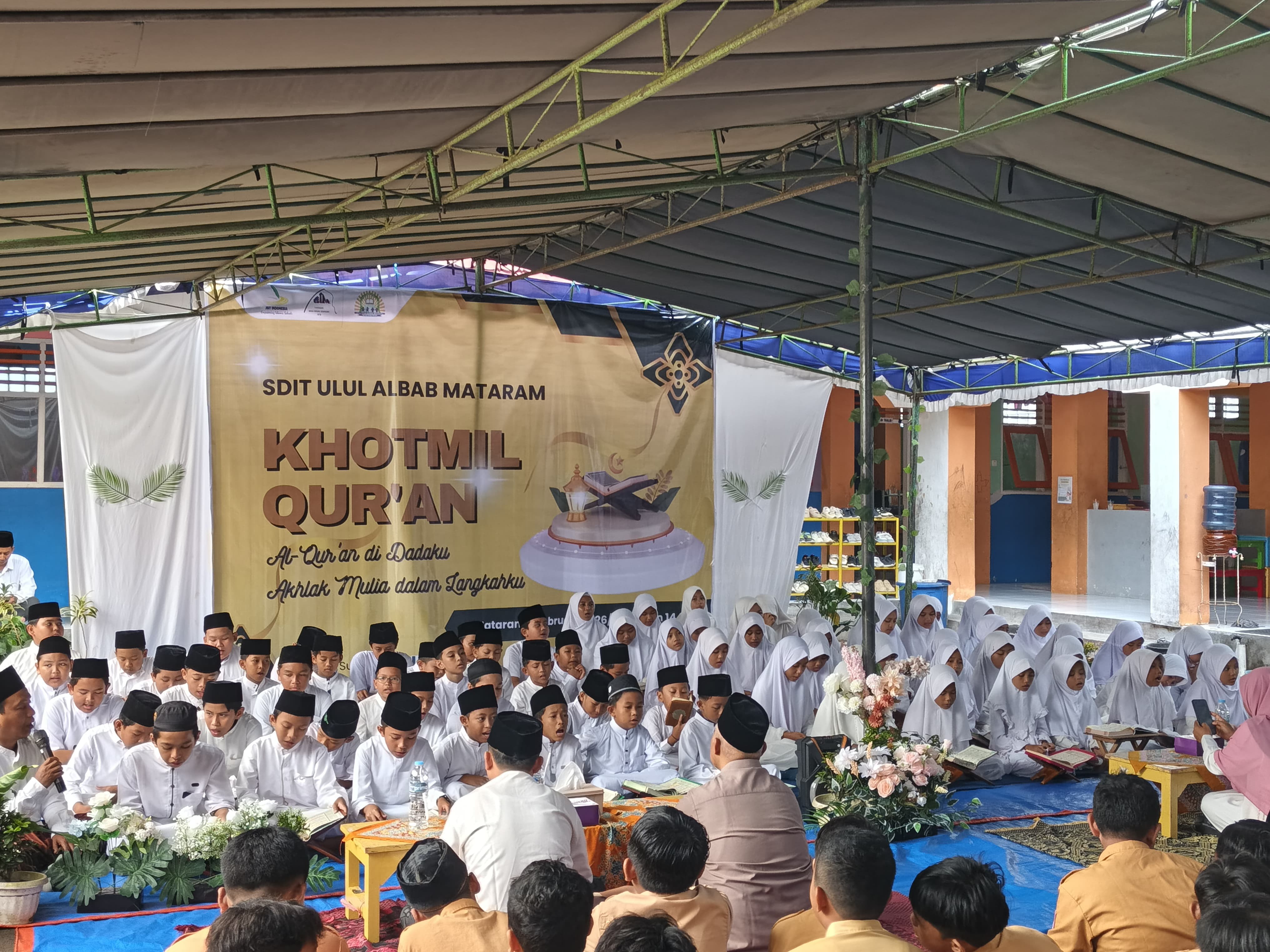 Lantunan ayat suci Al-Qur&rsquo;an menggema di lingkungan SDIT Ulul Albab Mataram, Jumat (6/2). Sebanyak 74 siswa mengikuti Khotmil Qur