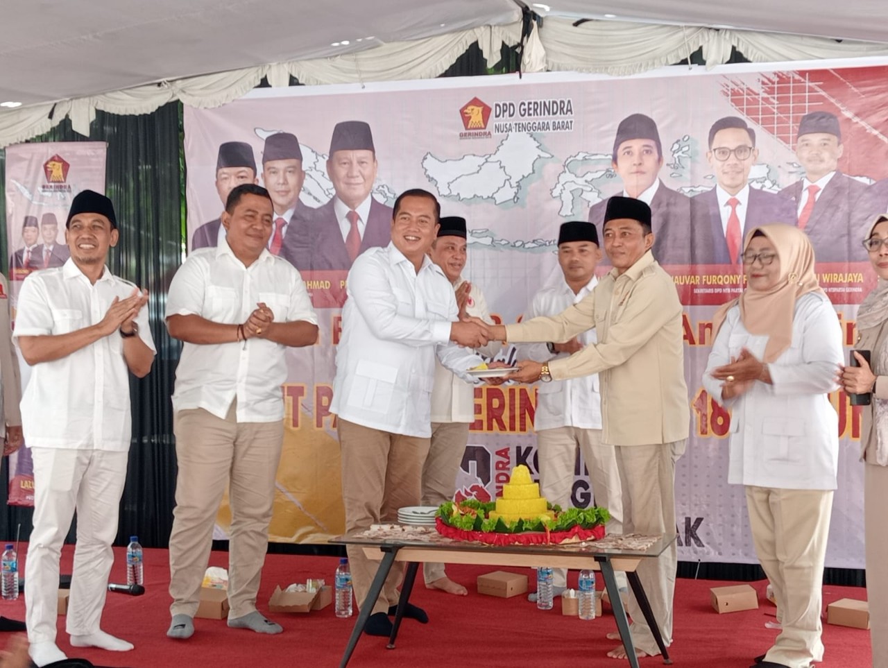 Puncak acara ditandai dengan pemotongan tumpeng dan penyerahan bantuan sembako kepada ratusan anak yatim yang hadir.