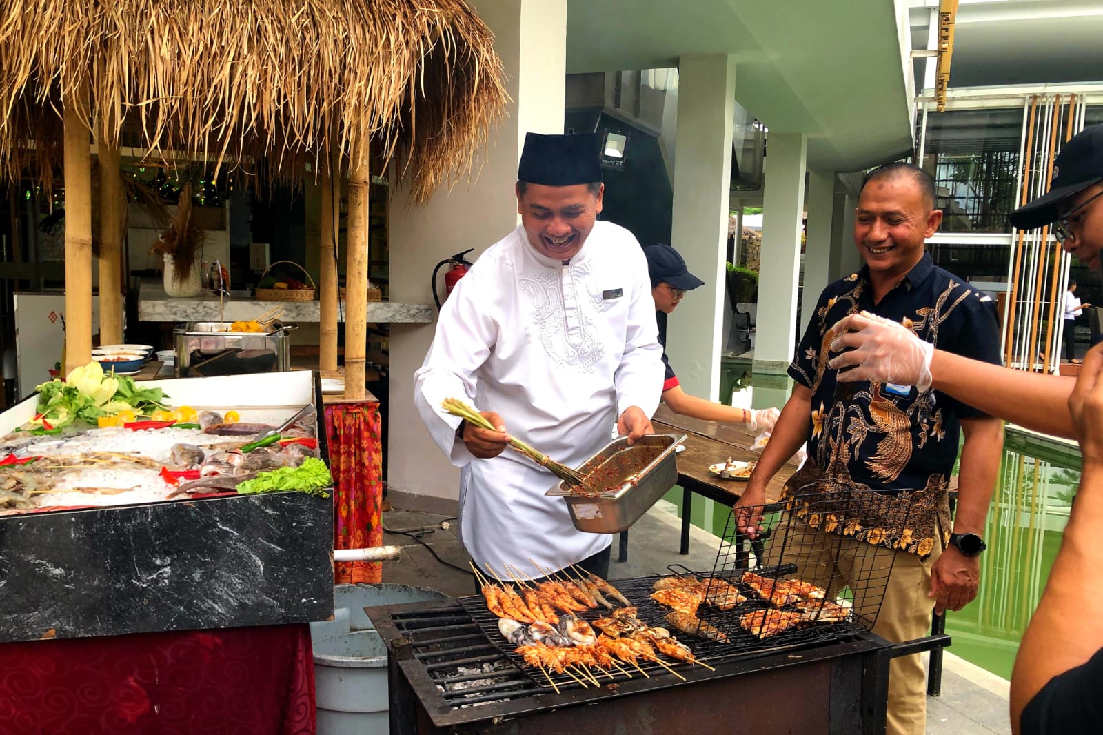 BERBUKA LEZAT: General Manager Aruna Senggigi Resort & Convention Yeyen Heryawan saat membakar ikan dan aneka seafood khas Jimbaran, Kamis (5/2).