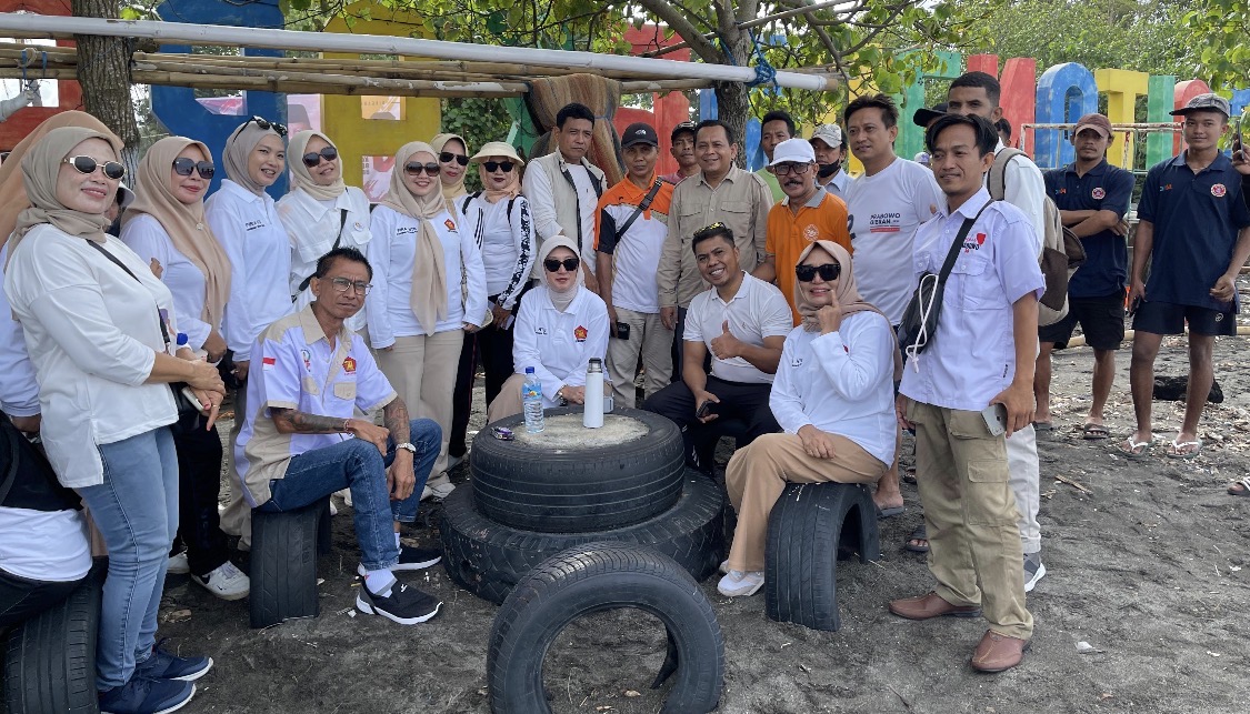 Istri Gubernur NTB Sinta Agathia Soedjoko, bersama pengurus dan kader Gerindra Kota Mataram di sela aksi bersih pantai.