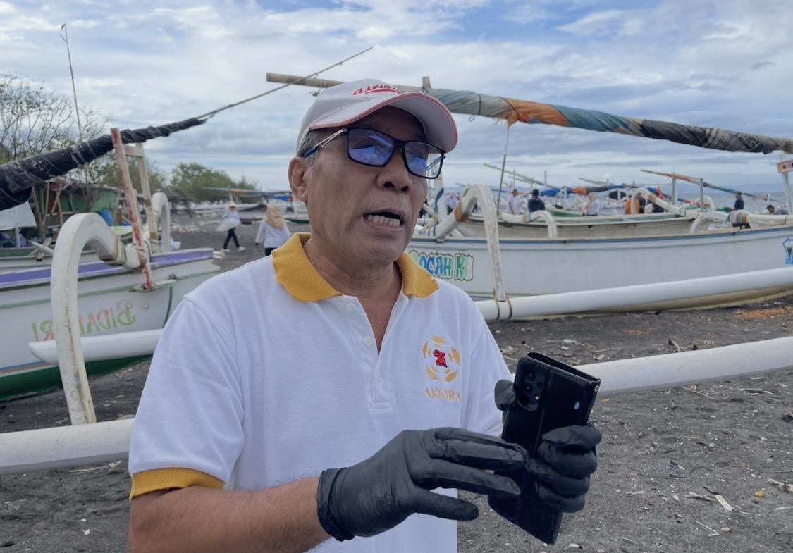 Anggota DPRD Kota Mataram Muhtar saat memaparkan potensi pantai Kota Mataram.