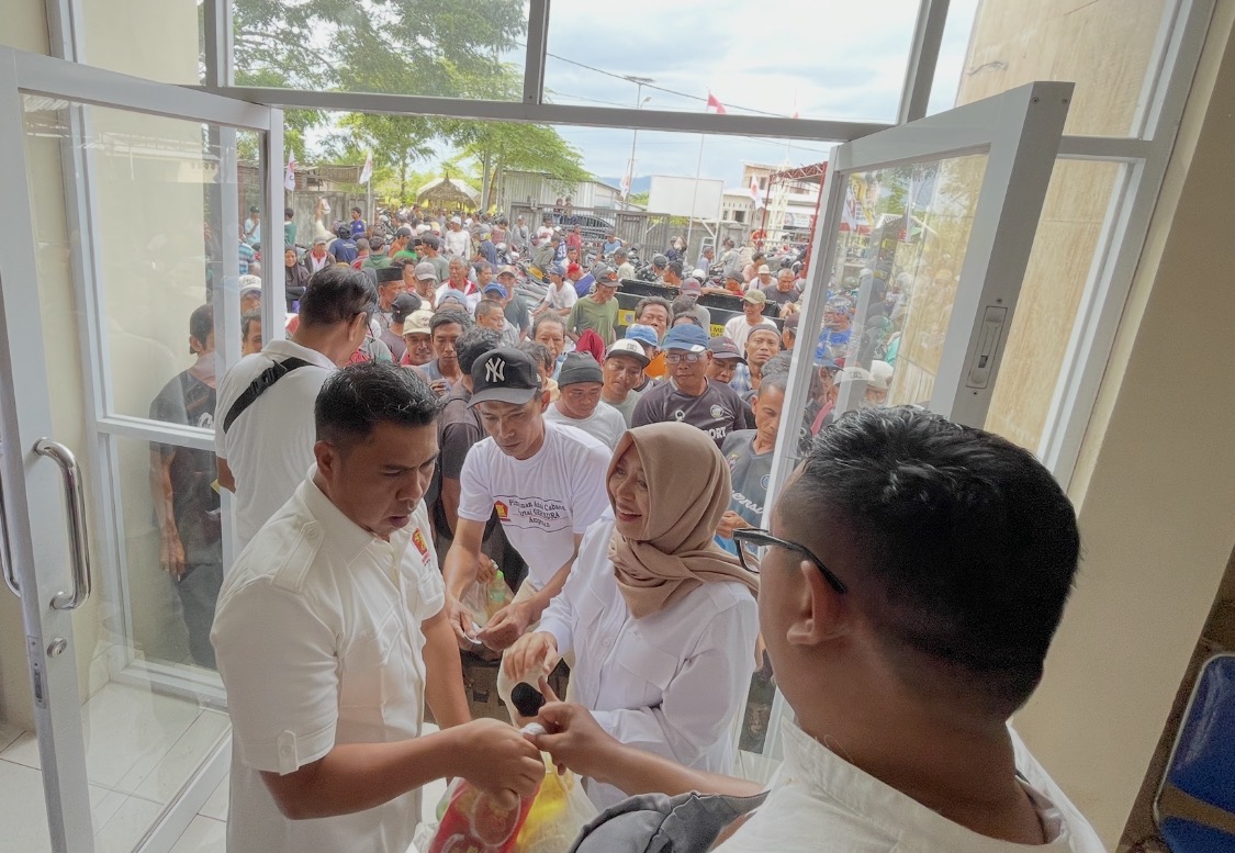 Ketua DPC Gerindra Kota Mataram Abd Rachman dan Sekretaris Baiq Mirdiati membagikan sembako pada operator sampah.