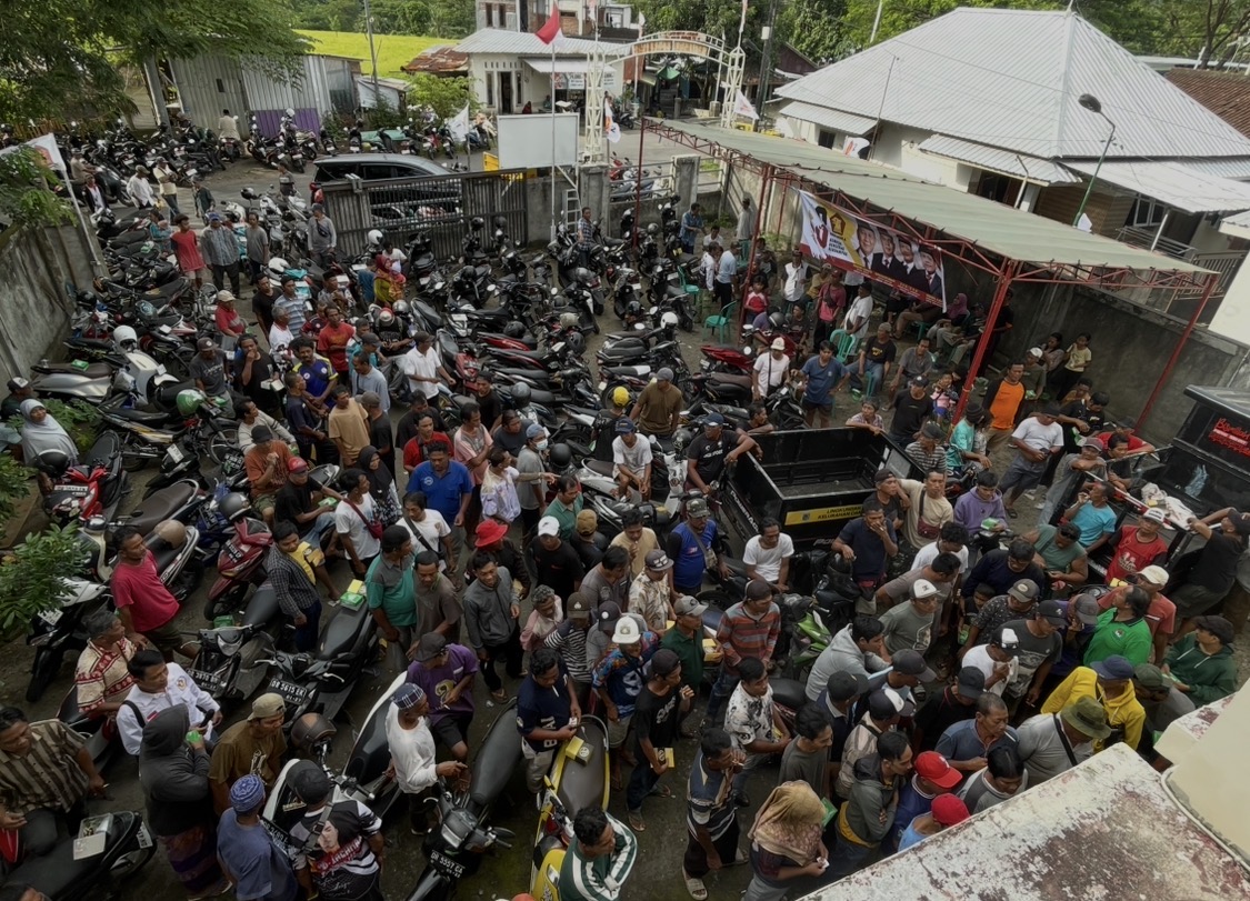 Antusias para operator roda tiga sampah menghadiri perayaan HUT ke-18 Partai Gerindra Kota Mataram