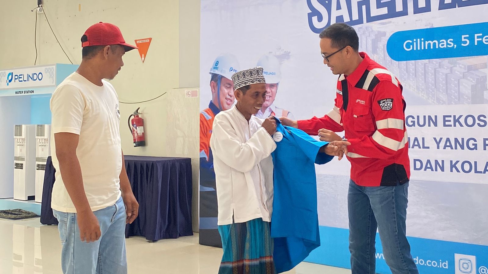 Sebanyak 74 jasa angkutan barang atau portir di Pelabuhan Lembar dan Terminal Gilimas resmi tampil dengan seragam baru.