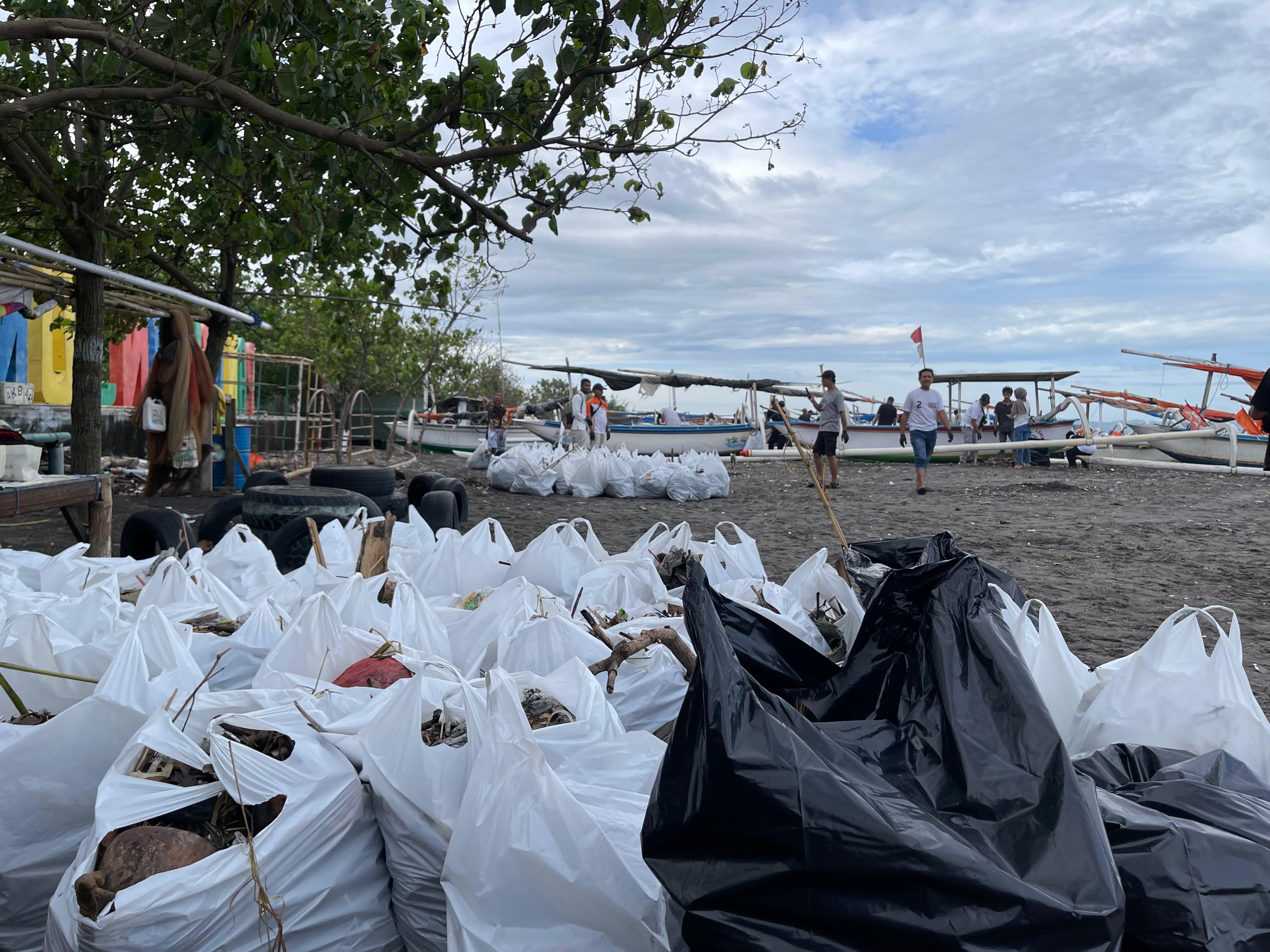 Sampah yang dikumpulkan dalam plastik di aksi bersih pantai dalam rangka HUT ke 18 Partai Gerindra Kota Mataram.