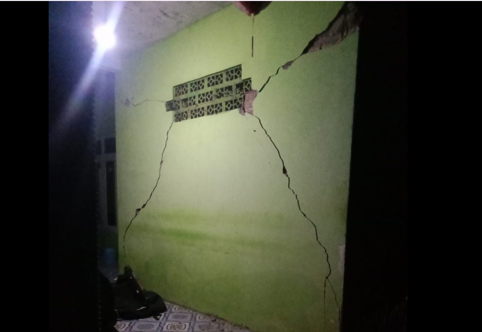 Dampak gempa bumi berkekuatan magnitudo 6,4 mengguncang hebat pada Jumat (6/2) tepat pukul 01.06 WIB.