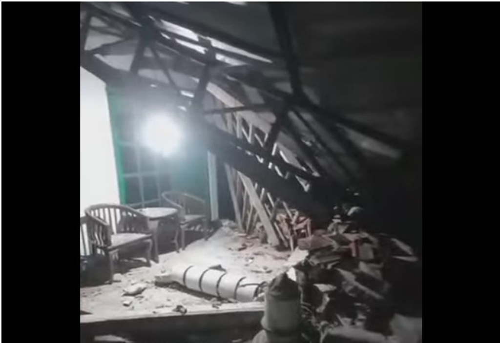 Kerusakan dampak dari Gempabumi Tektonik M6,4 di Pacitan, Jawa Timur, Jumat (6/2). Gempa Bumi ini Tidak Berpotensi Tsunami.