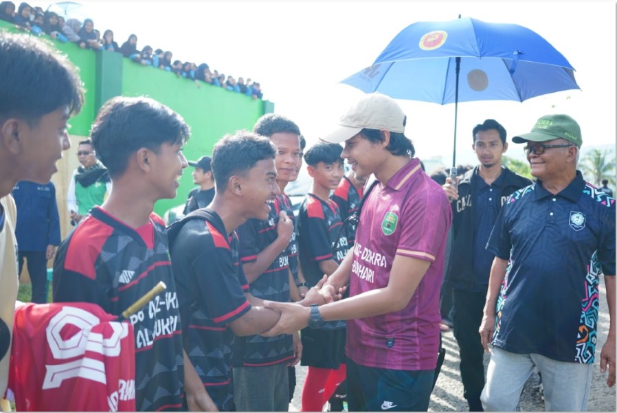 BERKOLABORASI: H. Buhari Matta (kanan) dan Evan Dimas (tiga  dari kanan) mengadakan coaching clinic di Pesantren Sepak Bola  Al Bukhari di Wesalo, Kolaka Timur, Sulawesi Tenggara (31/1).
