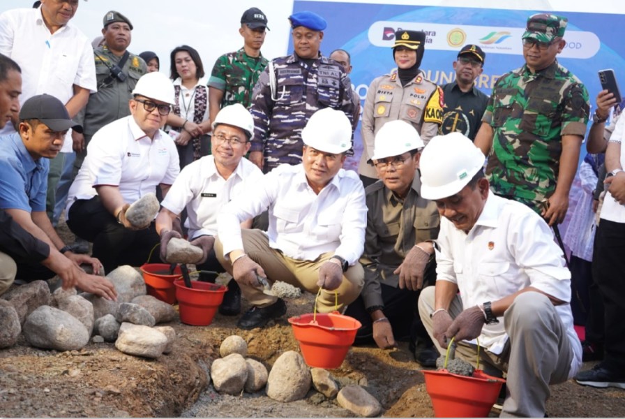 INDUSTRI AYAM: Gubernur NTB Lalu Muhamad Iqbal, Direktur Hilirisasi Peternakan Kementan Ma&rsquo;mun bersama sejumlah kepala daerah dan forkopimda saat groundbreaking Program Pengembangan Hilirisasi Ayam.