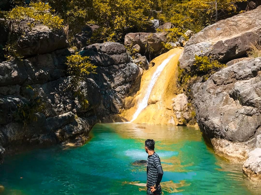 UNIK: Penampakan kolam dan air terjun Bombo Ncera yang berwarna unik di Desa Ncera, Kecamatan Palibelo, Bima.