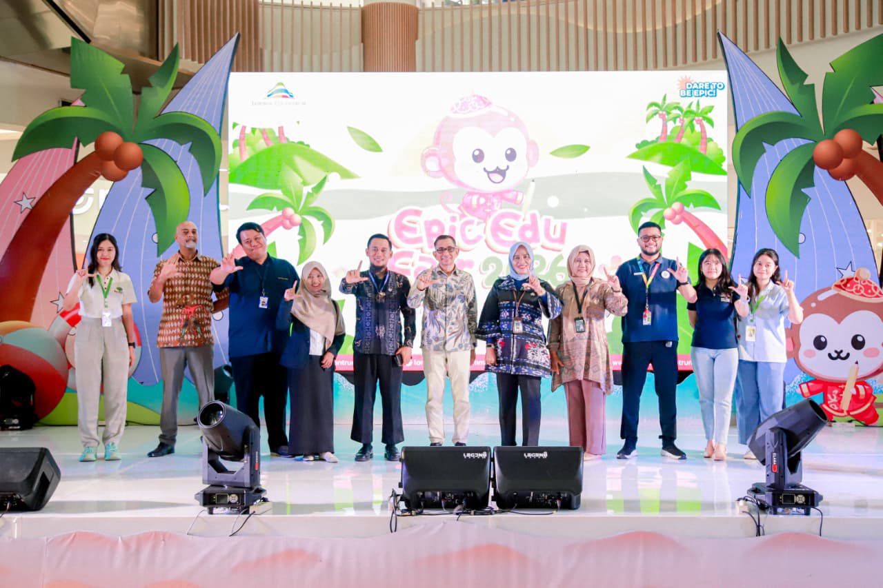 PAMERAN EDUKASI: GM LEM Salim Abdad (tengah) berfoto bersama usai pembukaan event Epic Edufair 2026 di Atrium Ground Floor (GF) LEM, Kamis (5/2).
