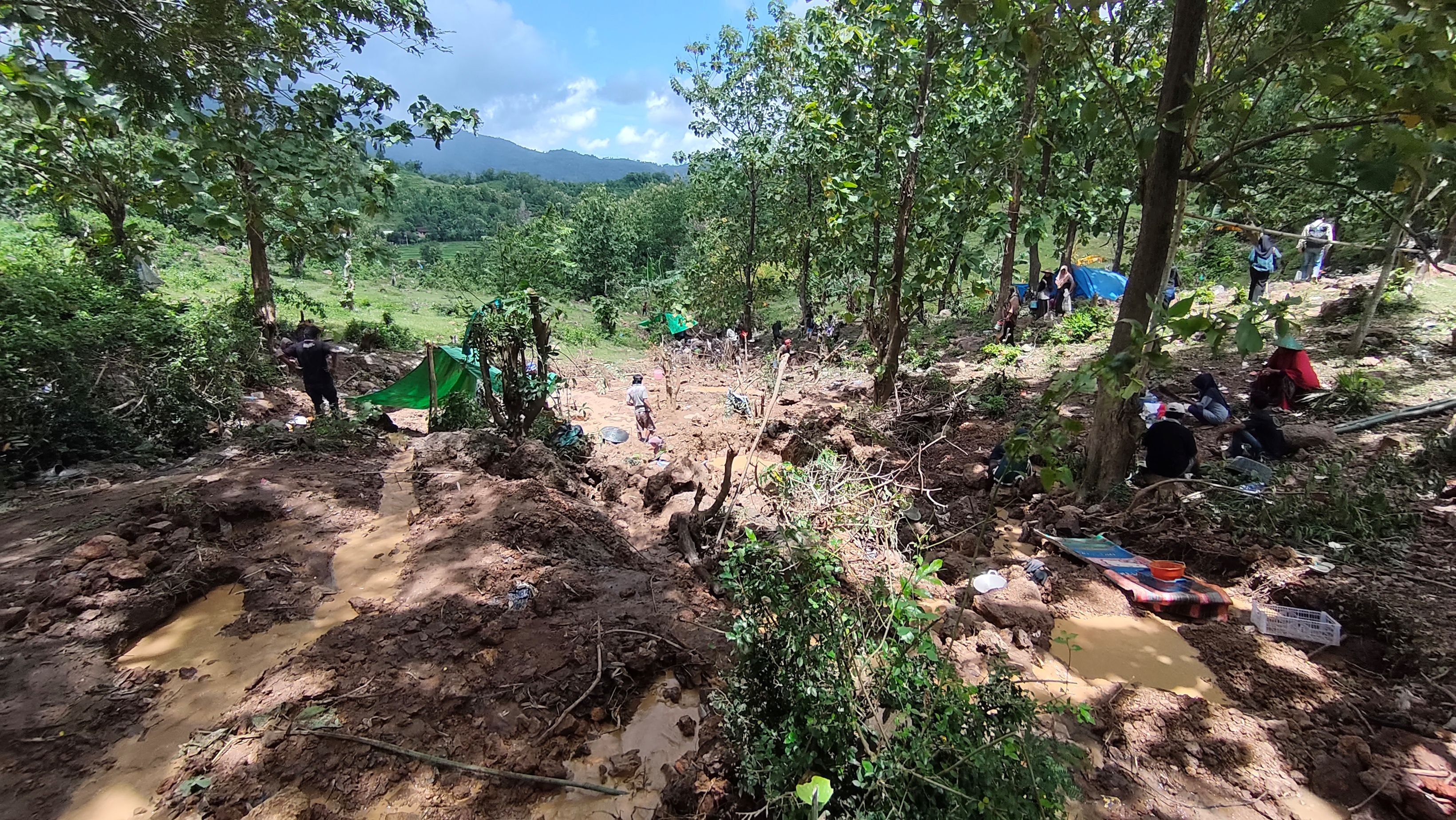 Inilah penampakan suasana ketika warga beramai-ramai mendulang emas di celah-celah perbukitan Dusun Belenje, Desa Serage, Praya Barat Daya, Lombok Tengah, Selasa (3/2) lalu.