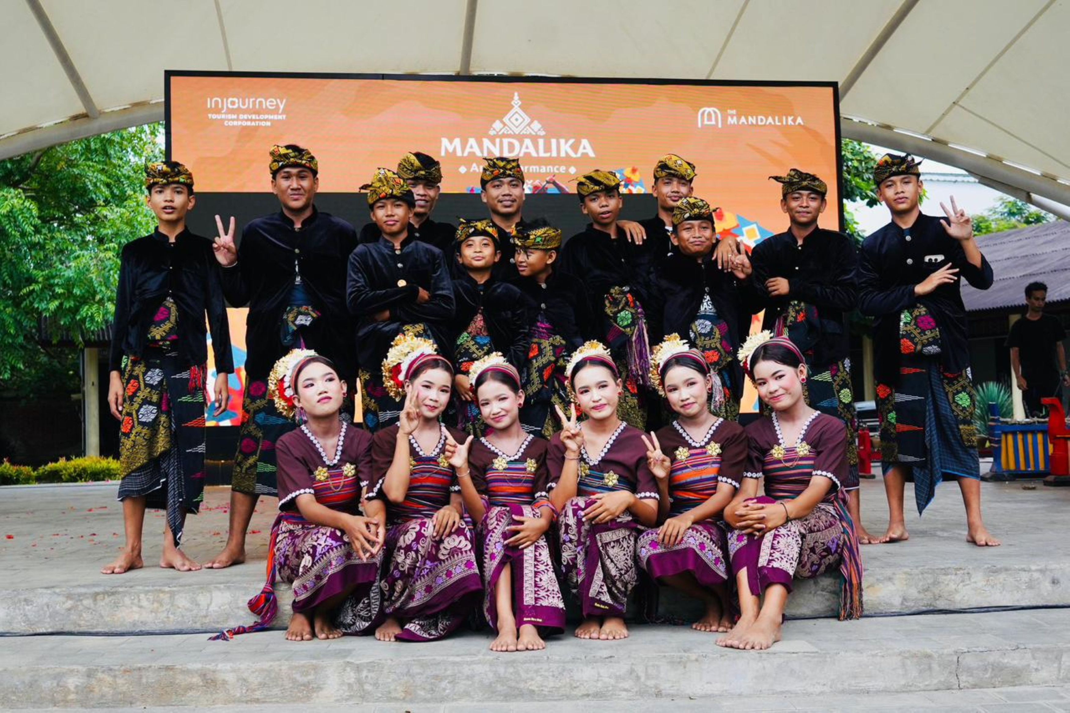 Belasan penari putra dan putri berfoto bersama usai menampilkan tarian adat Sasak dalam kegiatan Mandalika Art Performance di Bazaar Mandalika, Desa Kuta, Pujut, Lombok Tengah