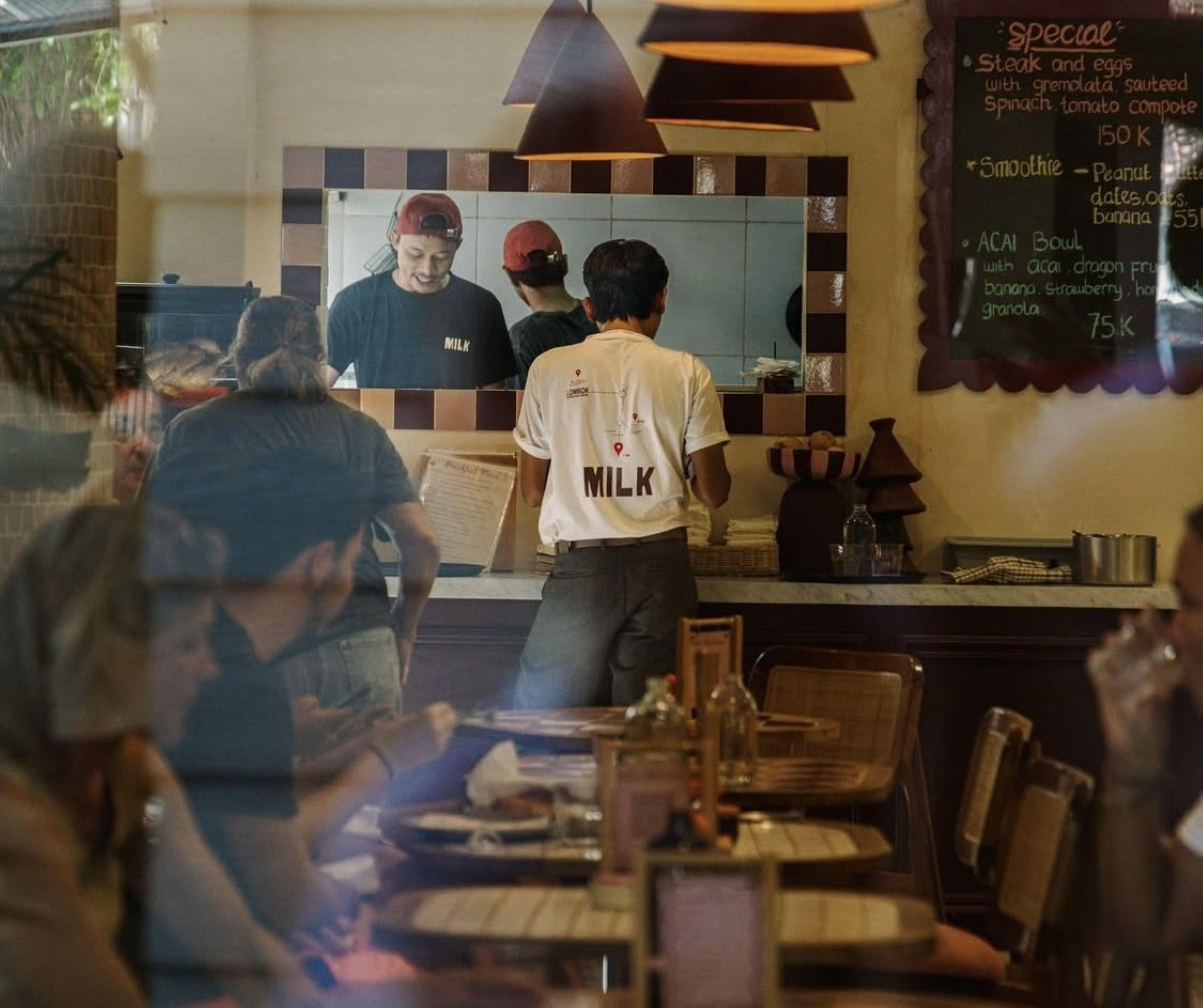 Sejumlah pengunjung saat menikmati kopi hangat dan sarapan pagi di dalam Milk Caf&eacute;, Lombok Tengah. Kafe ini berada tidak jauh dari Sirkuit Internasional Mandalika.