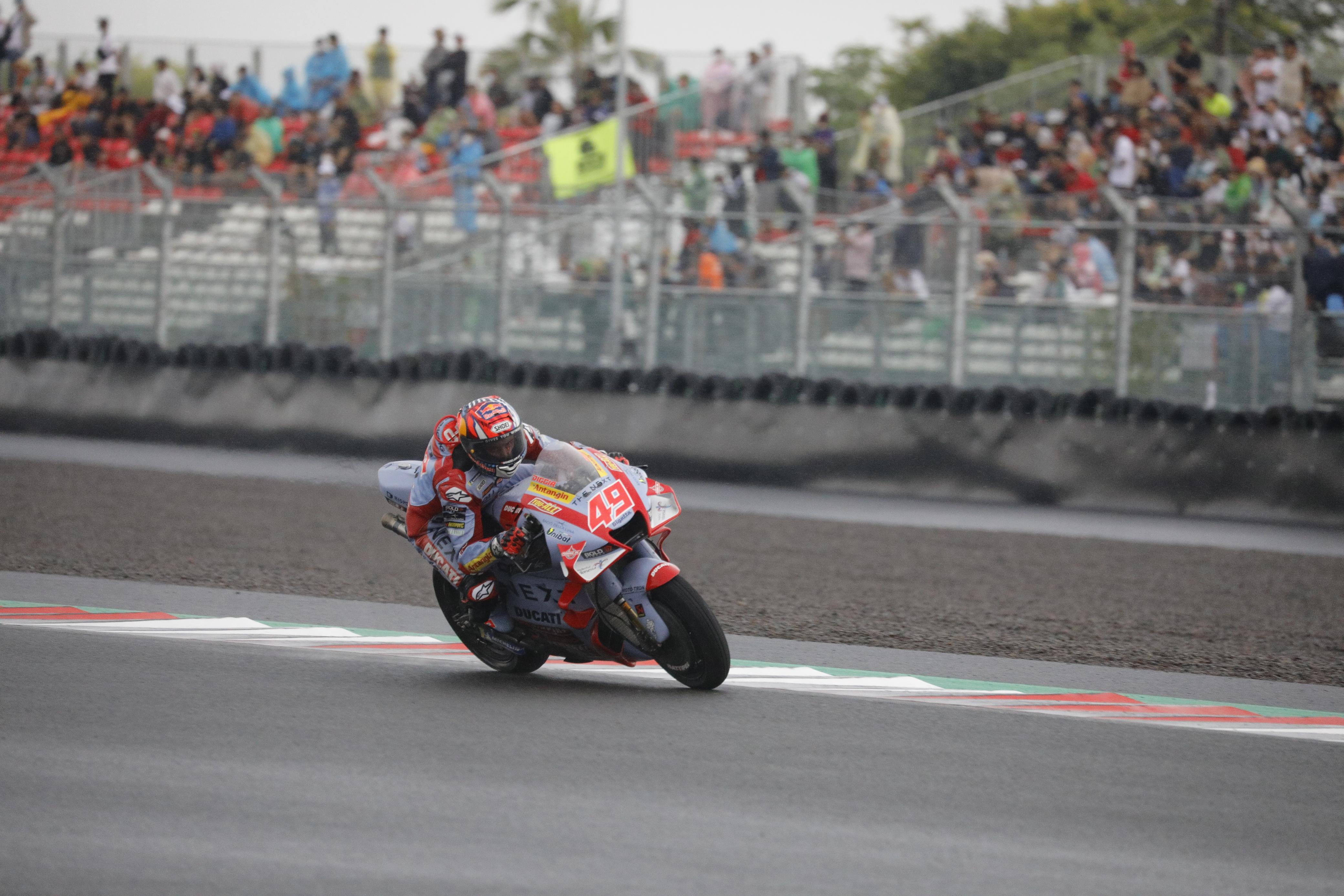 PRIMADONA KEK MANDALIKA: Seorang pebalap unjuk kebolehannya, di hadapan penonton saat gelaran MotoGP Mandalika 2025 lalu.