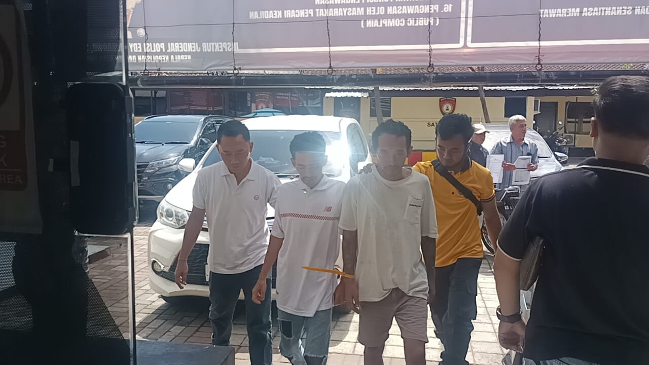 PENANGKAPAN: Tersangka pengedar sabu berinisial LMAK (kiri) bersama rekannya berinisial TS digiring ke ruangan Satresnarkoba Polresta Mataram, Kamis (5/2).