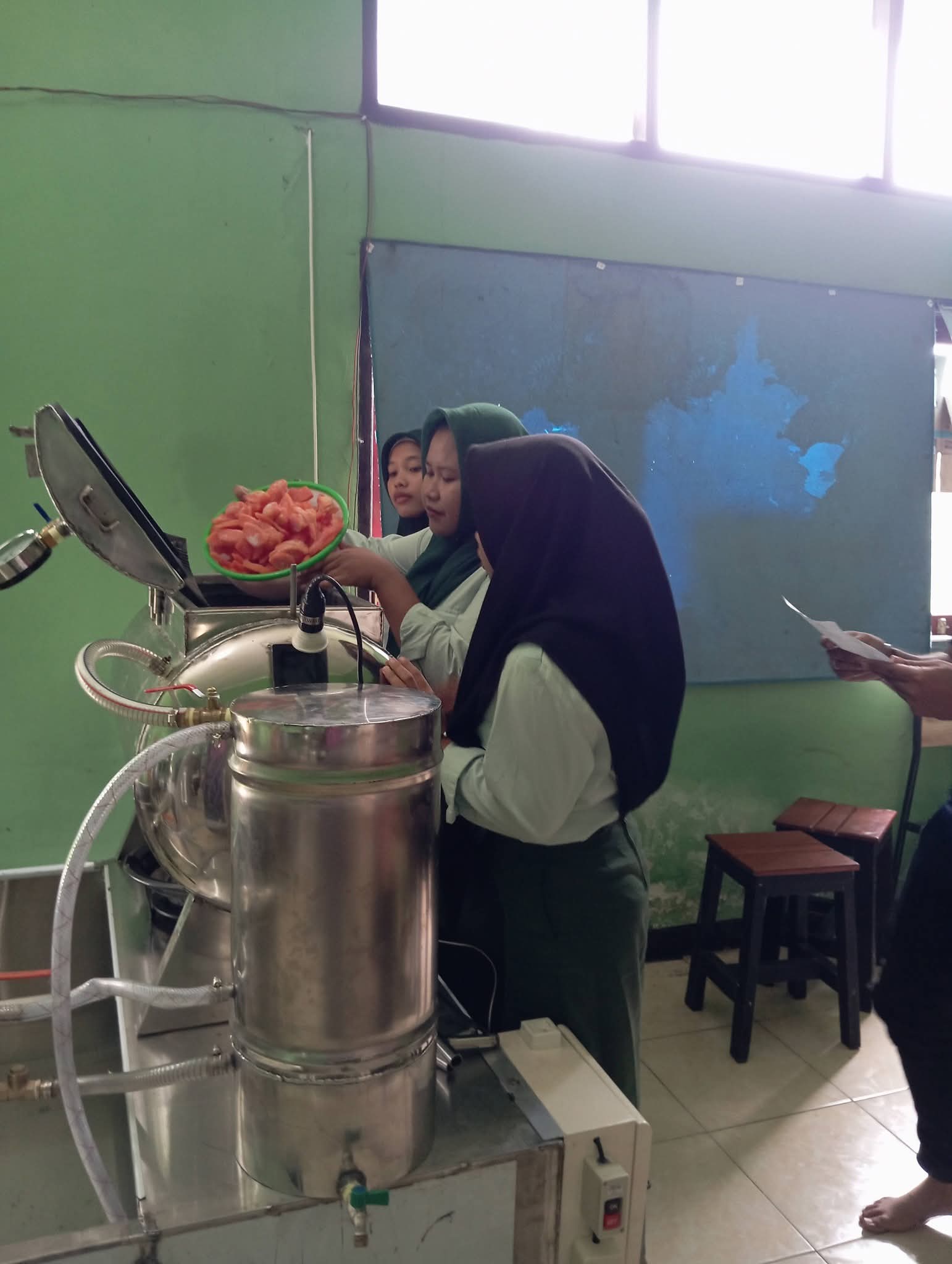 INOVATIF: Siswa Jurusan APHP SMKPPN Mataram membuat keripik pepaya menggunakan teknologi vacuum frying, beberapa waktu lalu.