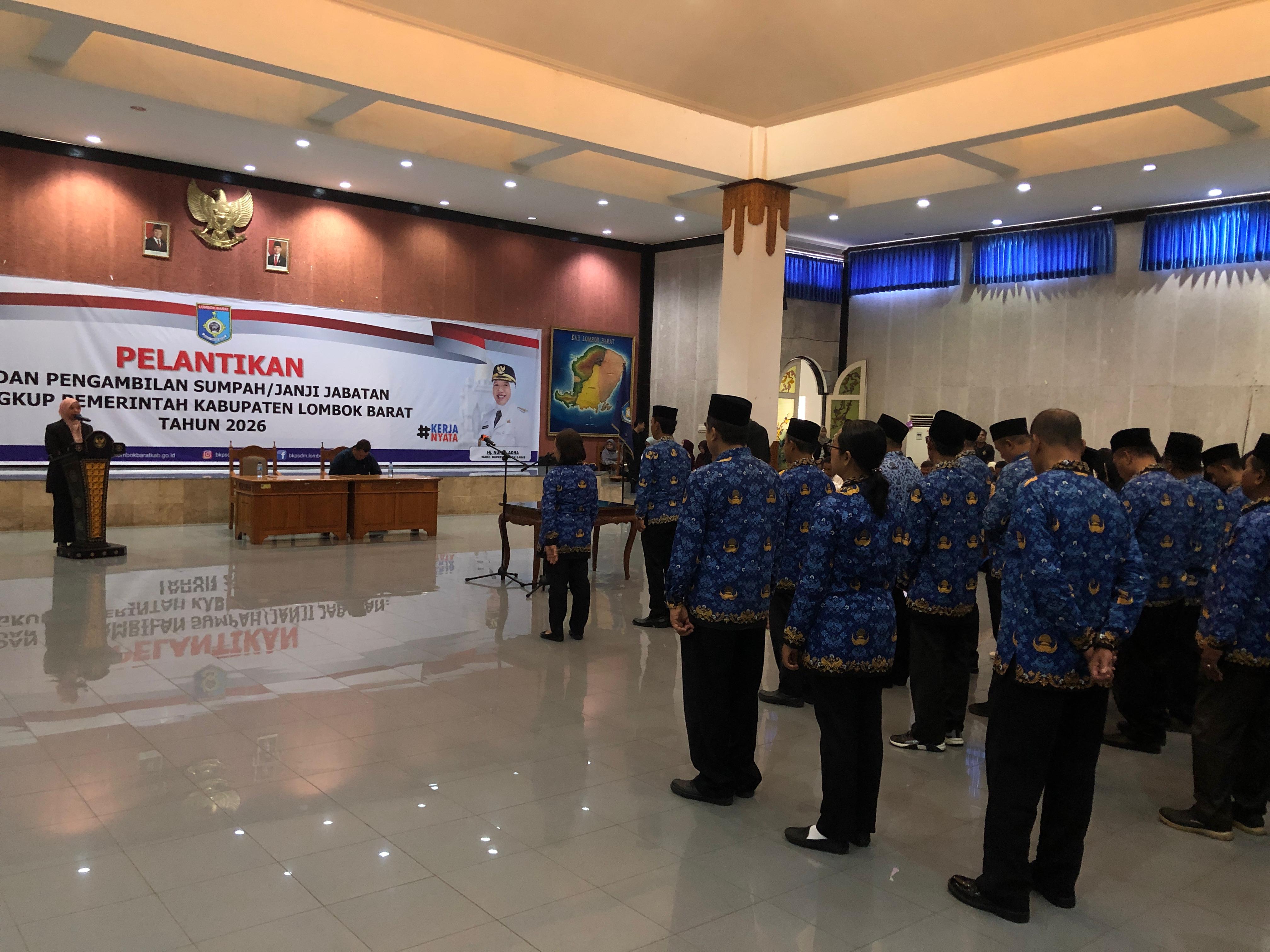 Wakil Bupati Lombok Barat Nurul Adha saat melakukan mutasi pejabat eselon III dan IV di Aula Kantor Bupati, Jumat (6/2)