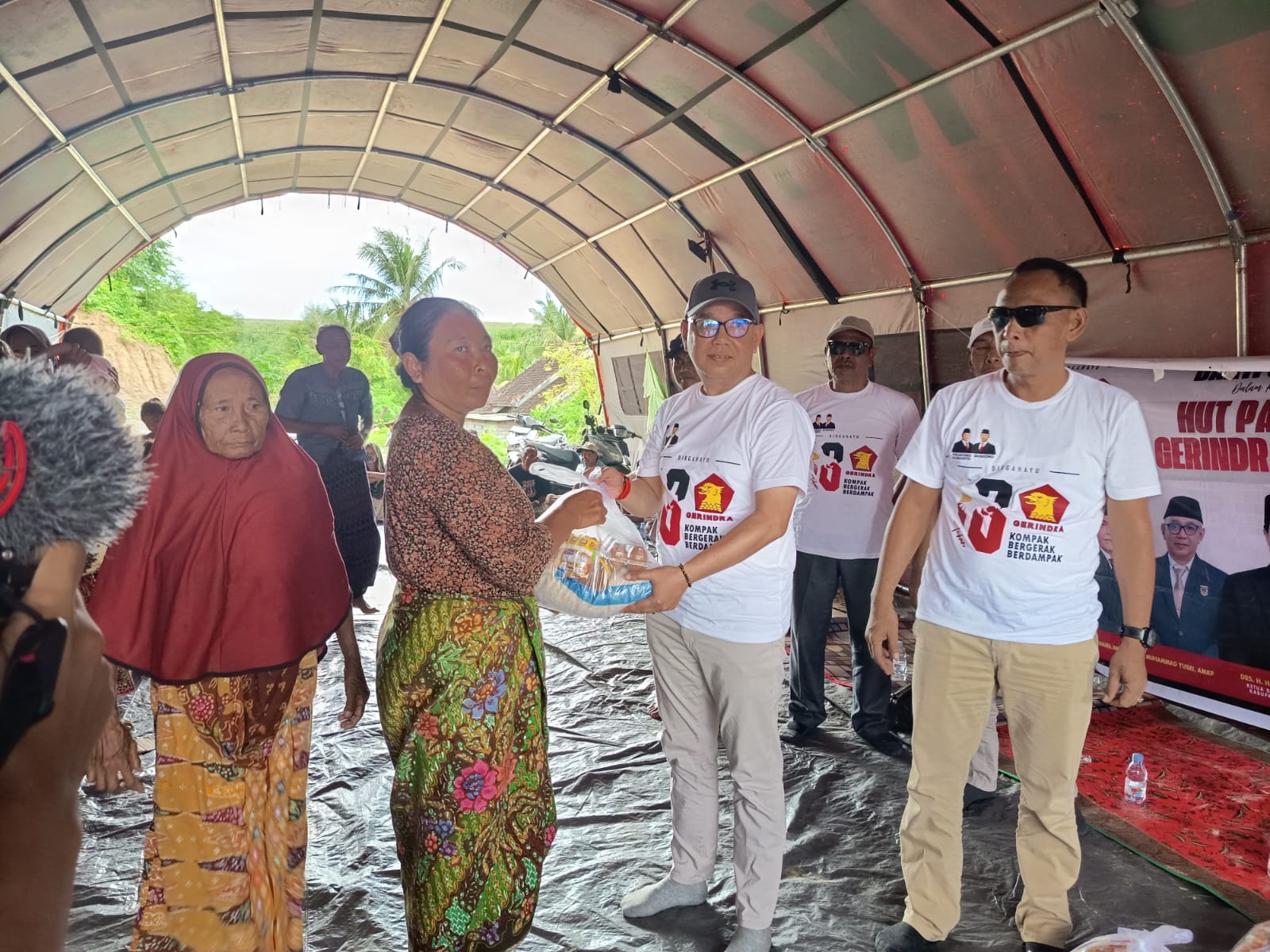 Ketua DPRD Lotim Muhammad Yusri bersama anggota DPRD Lotim dari fraksi Gerindra saat menyalurkan bantuan sembako di korban banjir