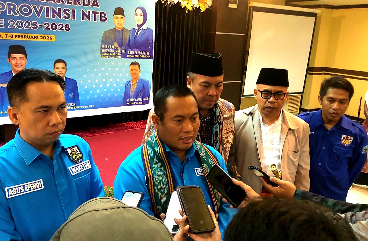 BERI KETERANGAN PERS: Ketua Umum DPP KNPI Ali Hanafiah, Kepala Bakesbangpoldagri Surya Bahari, Ketua MPI DPD KNPI NTB Lalu Winengan dan Ketua DPD KNPI Provinsi NTB Daud Gerung saat sesi wawancara.