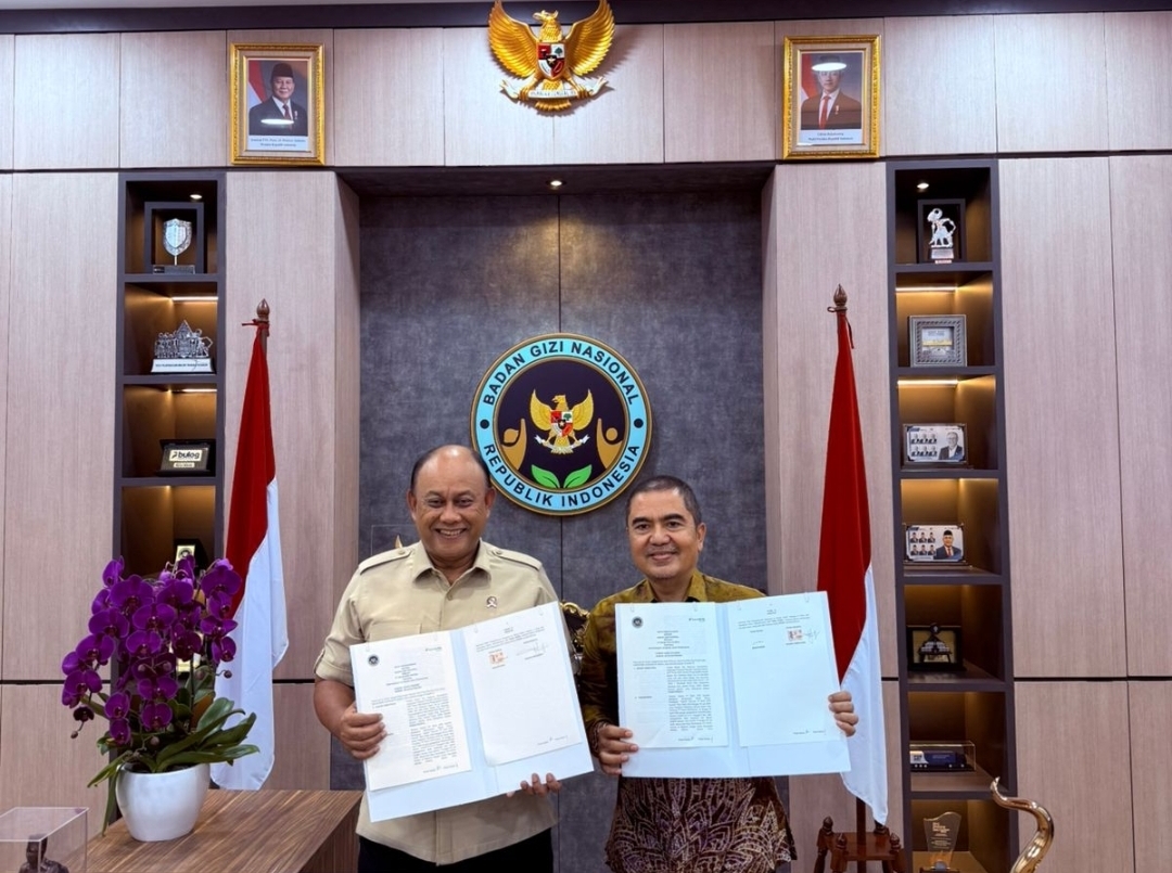 Prosesi penandatanganan langsung oleh Dadan Hindayana, Kepala Badan Gizi Nasional, bersama Nazaruddin, Direktur Utama PT Bank NTB  Syariah (kanan).