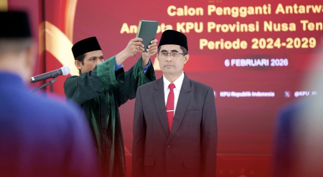 Bukhari dilantik sebagai anggota KPU Provinsi NTB periode 2024-2029 hasil PAW, Jumat (6/2).