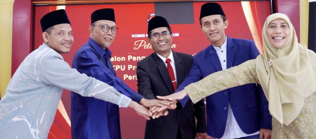 Bukhari (tengah) bersama komisioner lainnya usai dilantik sebagai anggota KPU Provinsi NTB hasil PAW, Jumat (6/2).