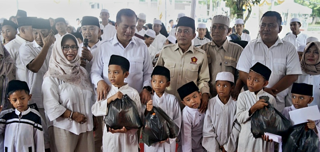Ketua DPD Gerindra NTB Lalu Pathul Bahri didampingi Gubernur NTB Lalu Muhamad Iqbal dan para anggota DPRD saat memberikan santunan kepada ratusan anak yatim dalam perayaan HUT ke-18 Partai Gerindra.