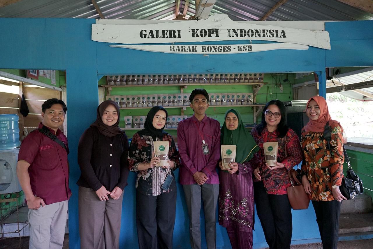 Kepala Divisi Pelayanan Hukum Kanwil Kemenkum NTB Anna Ernita tinjau kesiapan pendaftaran Indikasi Geografis (IG) Kopi Rarak.
