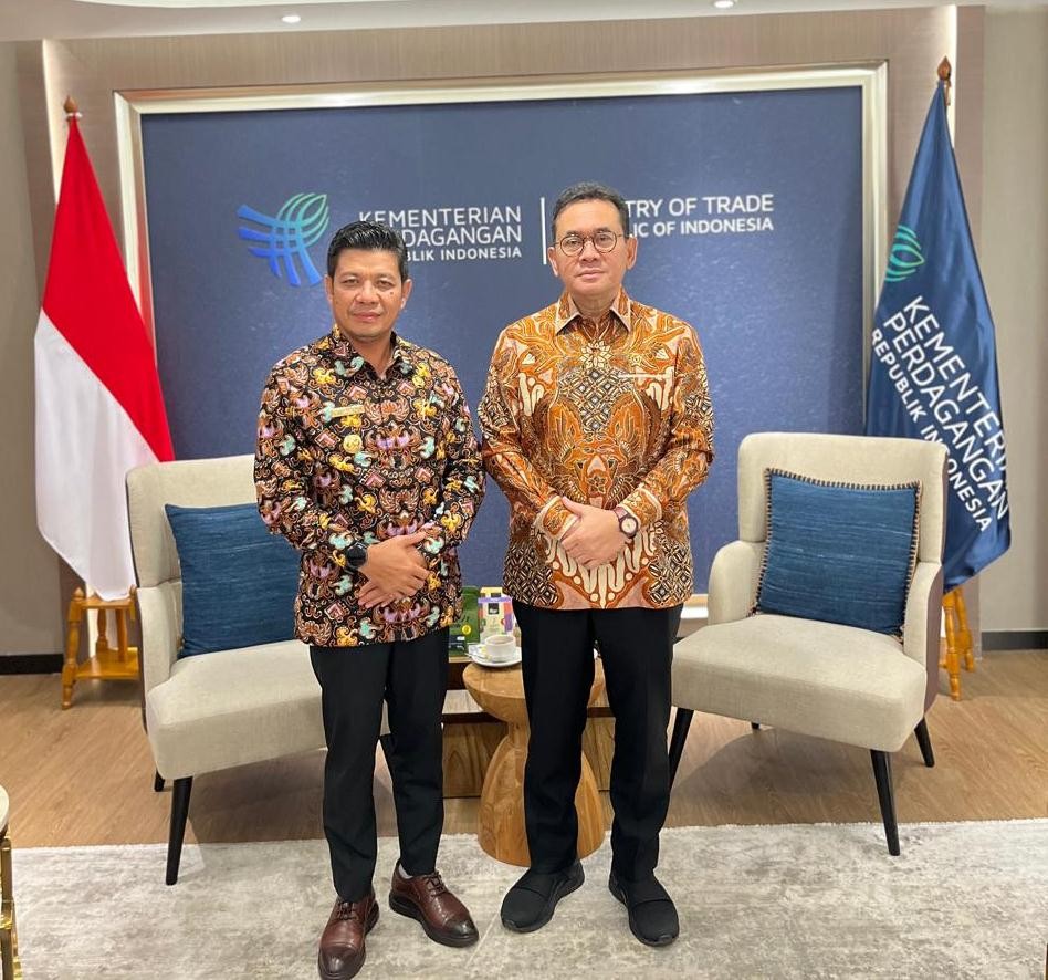 Bupati Dompu Bambang Firdaus berfoto bersama dengan Mendag Budi Santoso, Rabu (5/2).