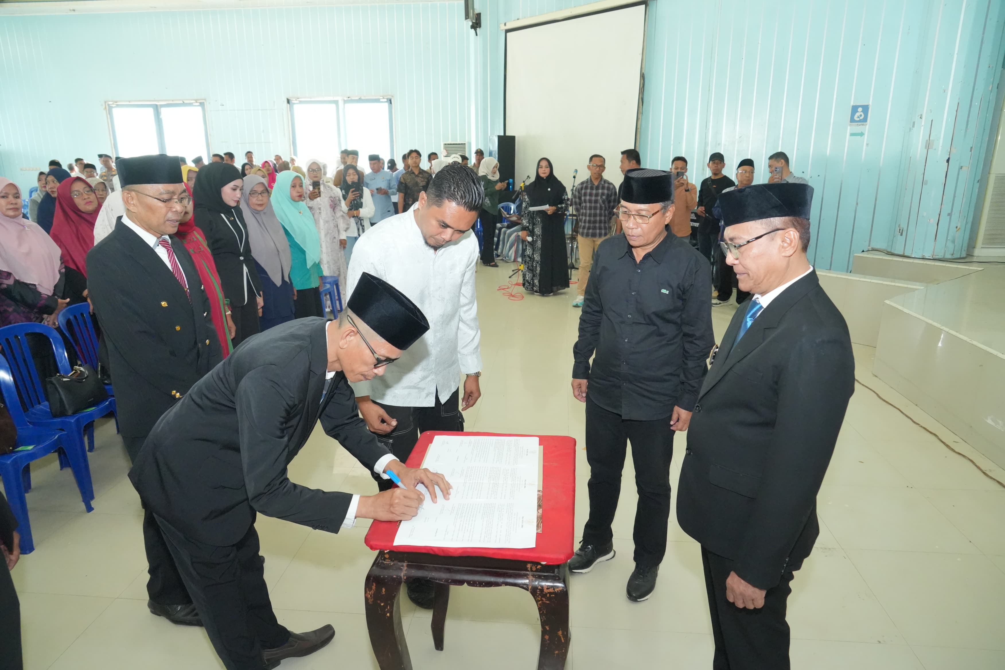 Wakil Wali Kota Bima Feri Sofiyan melantik 120 pejabat pengawas, kepsek hingga lurah di Paruga Nae Convention Hall, Jumat (6/2).