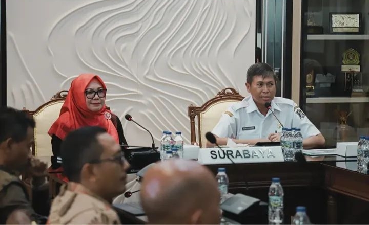 Wabup KSB Hanipah diterima Asisten II Bidang Perekonomian dan Pembangunan Kota Surabaya Syamsul Hariadi saat melakukan kunjungan kerja, beberapa hari lalu.