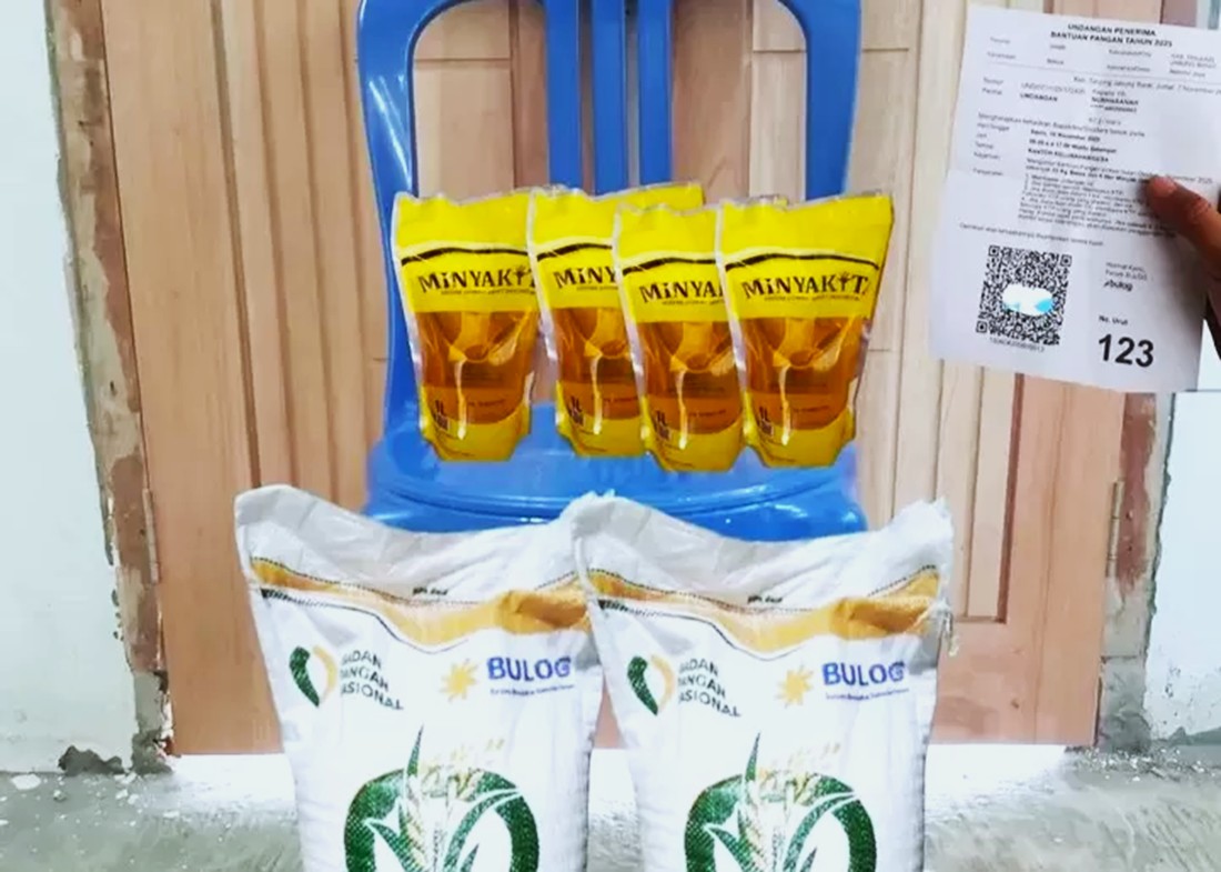 Ilustrasi beras 10 kg dan minyak goreng 4 liter jelang Ramadan.