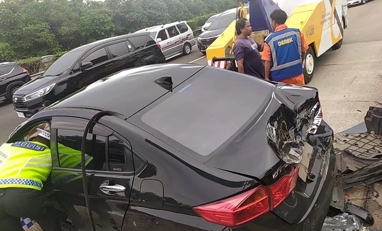 Kendaraan mobil milik aktris alami kecelakaan lalu lintas di Tol Jagorawi, Kabupaten Bogor.