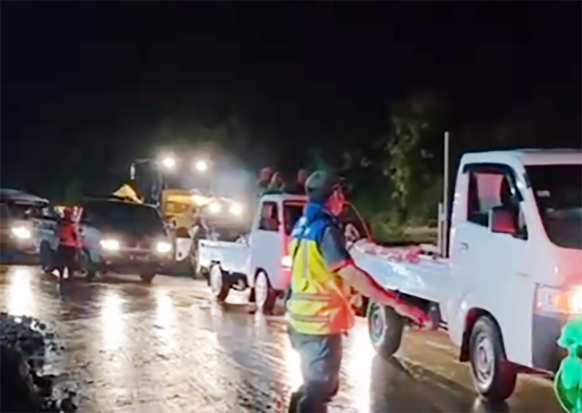 Petugas mengimbau pengemudi hati-hati setelah proses pembersihan jalan Pusuk-Sembalun yang tertimbun material longsor.
