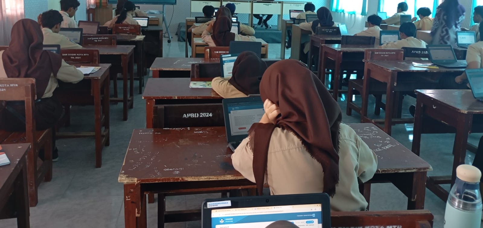 Siswa SMP di Kota Mataram melaksanakan uji coba TKA, belum lama ini. Disdik Mataram minta sekolah validasi data siswa, persiapkan TKA 2026.