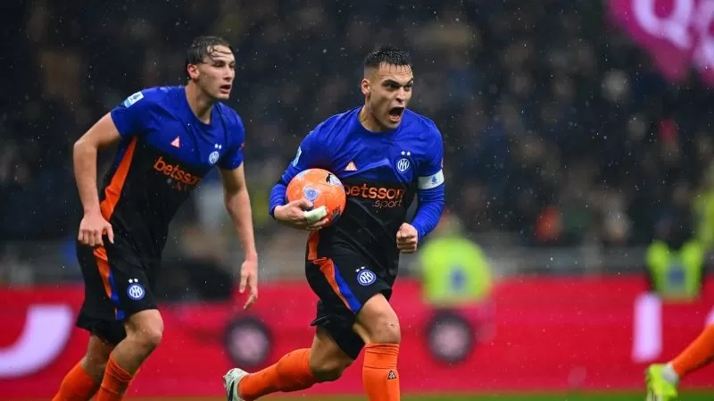 Lautaro Martinez (kanan) tidak akan memperkuat Inter Milan saat bertandang ke kandang Como dalam laga leg pertama Coppa Italia.