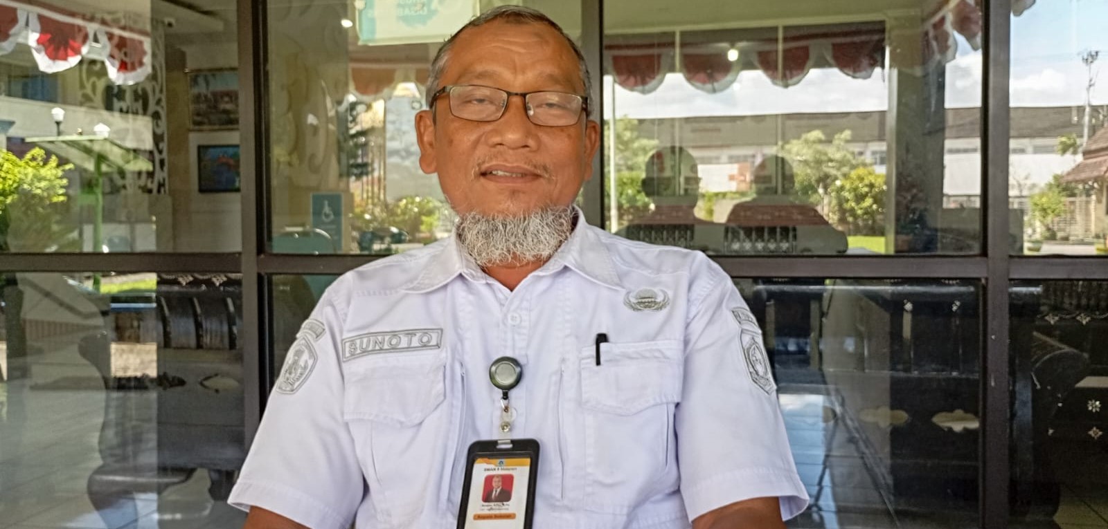 Kepala SMAN 8 Mataram Sunoto