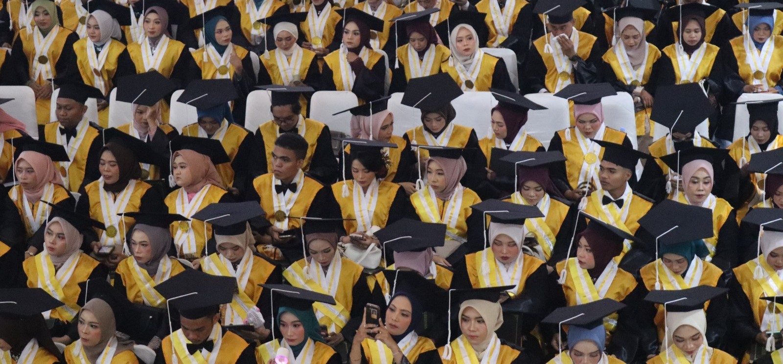 Ribuan mahasiswa Unram melaksanakan wisuda periode Desember 2025 di Auditorium M Yusuf Abu Bakar. Lulus SNBP 2026 tapi tak daftar ulang, siswa bisa diblokir SNBT dan Mandiri.