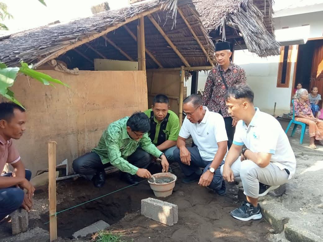 SASAR WARGA MISKIN: Peletakan batu pertama pembangunan rumah warga melalui program JUBAH