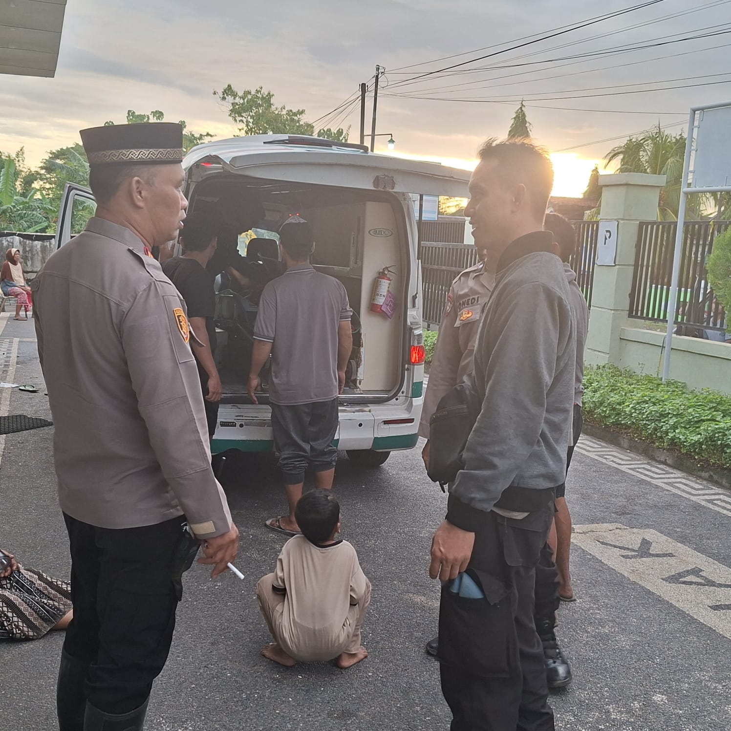 Dua orang polisi sedang mengevakuasi korban di RSUD Patuh Karya yang meninggal dunia saat menangkap Nyale di Kaliantan