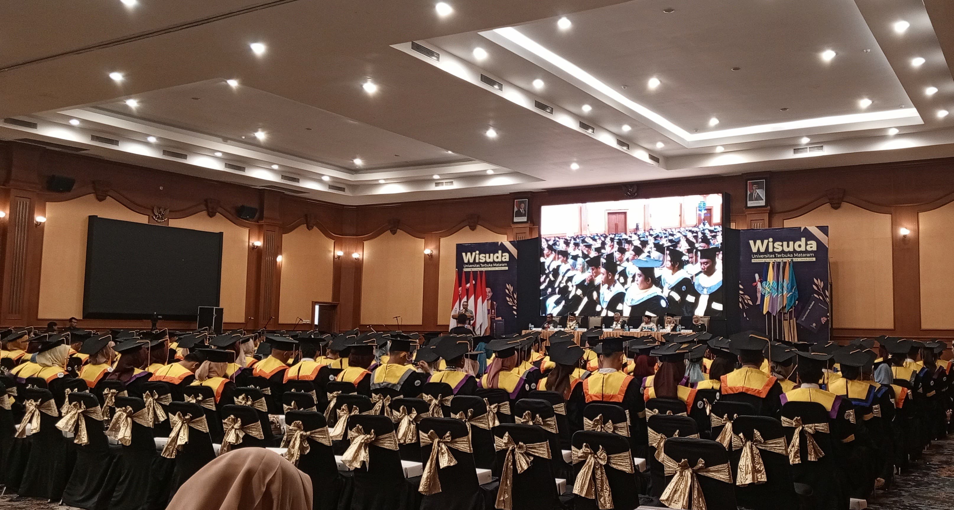Universitas Terbuka Mataram menggelar Wisuda Periode I Tahun 2026 dengan mengukuhkan 427 lulusan dari jenjang diploma dan sarjana.