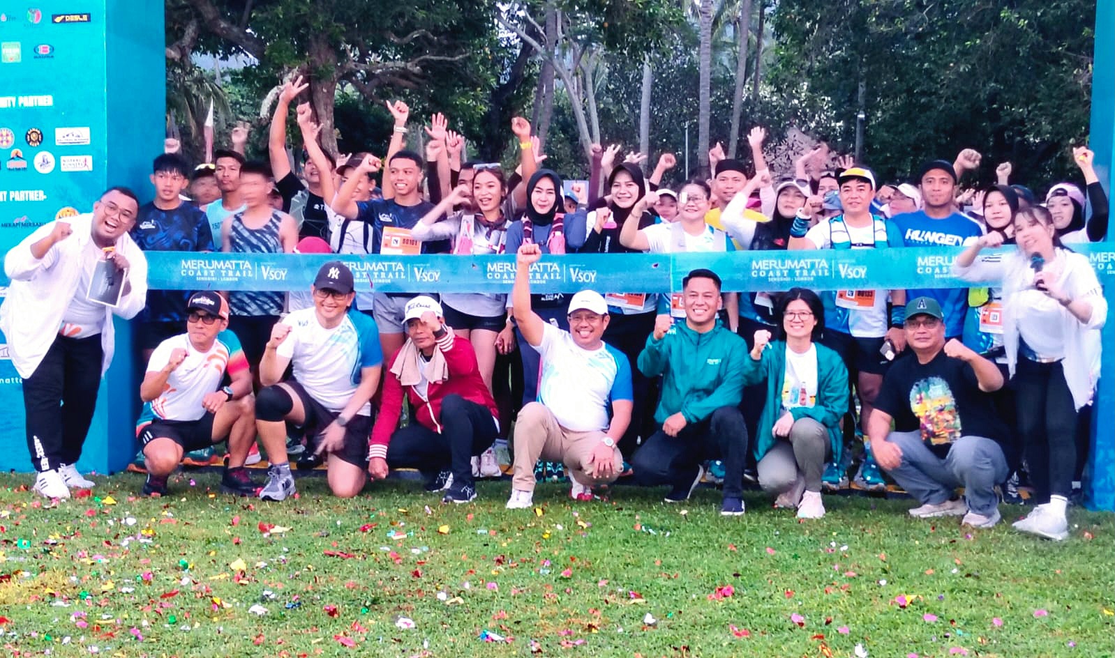 SPORT TOURISM: Para peserta Merumatta Coast Trail antusias usai dilepas Bupati Lombok Barat Lalu Ahmad Zaini, Minggu (8/2).