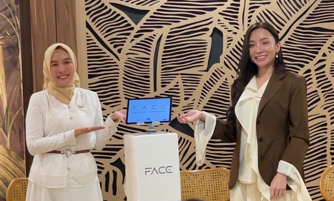 PELUNCURAN WONDERFACE: Owner sekaligus Founder Ederma Clinic Indonesia dr Nana Eulia (kanan) saat meluncurkan teknologi WonderFace di Mataram, Lombok, NTB, Minggu (8/2).