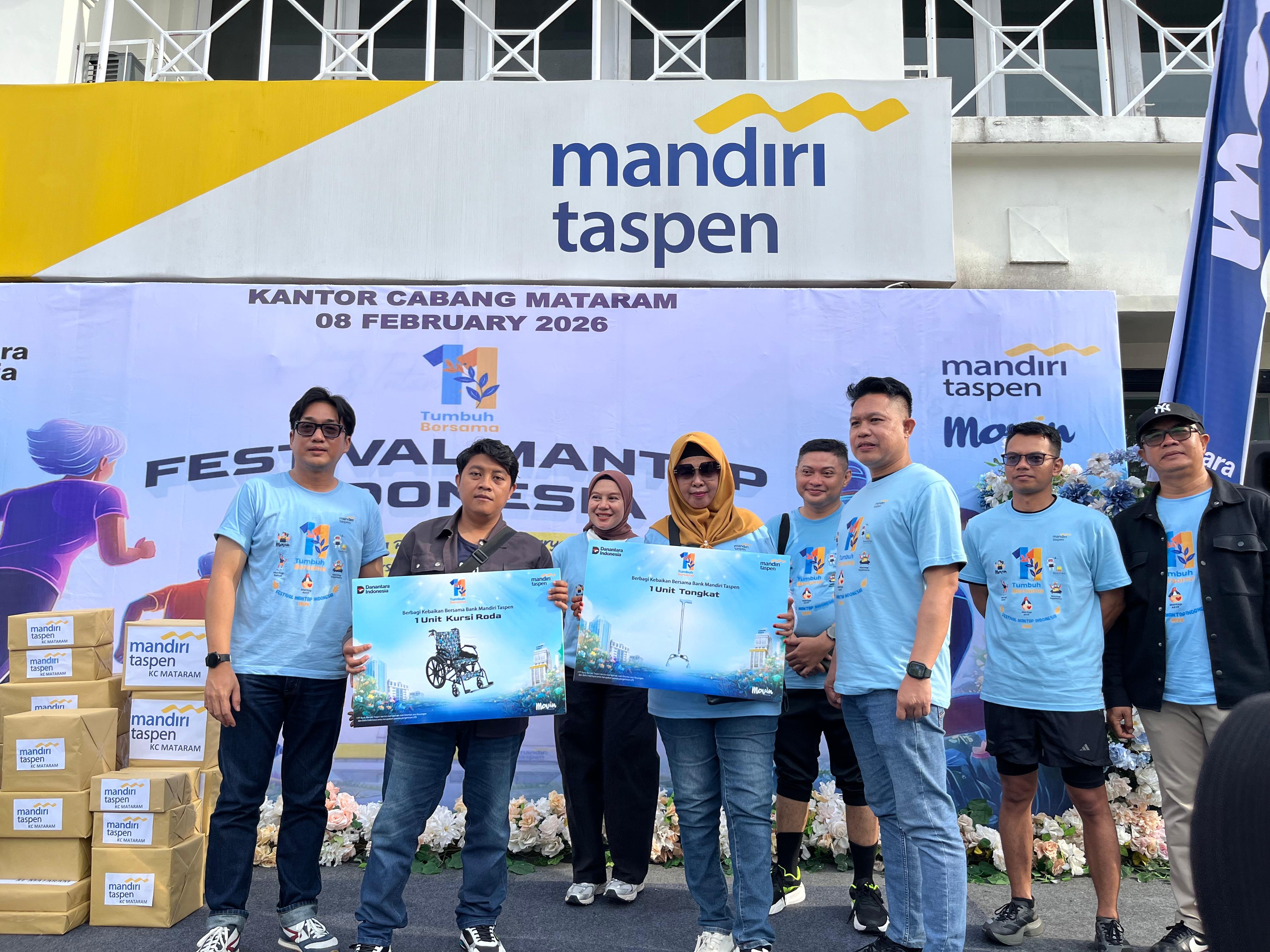PENYERAHAN CSR: Kepala Bank Mandiri Taspen Cabang Mataram Rahardi Yogo Poerwandityo (kiri) foto bersama usai menyerahkan CSR berupa kursi roda dan tongkat secara simbolis pada nasabah yang membutuhkan