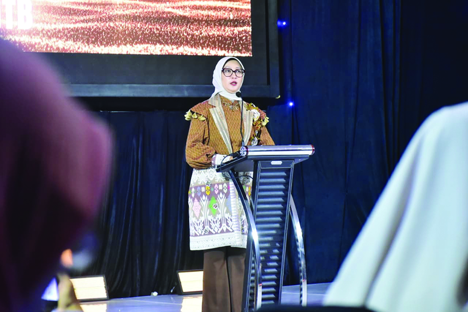 WASTRA NTB: Ketua Dekranasda NTB Sinta Agathia Soedjoko (kiri) dan Wagub NTB Indah Dhamayanti Putri (kanan) saat menghadiri Marvelous Wastra NTB yang digelar di Rinjani Ballroom Lombok Raya Hotel.